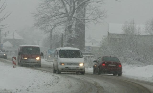 S-a întors iarna! Polițiștii recomandă tuturor conducătorilor auto să circule cu prudență 
