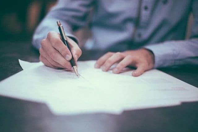 Vezi modelul de declarație pe care trebuie să îl ai la tine dacă ieși după ora 22:00 din casă!