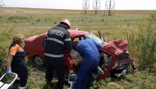 Bărbat în stare avansată de ebrietate proiectat prin parbriz, după ce a lovit cu mașina un cap de pod