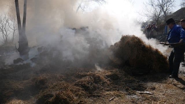 Incendiu la Hudești! Pompierii din Darabani au intervenit pentru stingere - FOTO