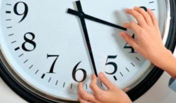 România trece la ora de vară. Ceasurile se dau înainte cu o oră