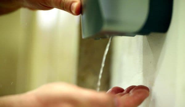 La toate intrările în blocuri vor fi amplasate dispozitive cu soluţii dezinfectante