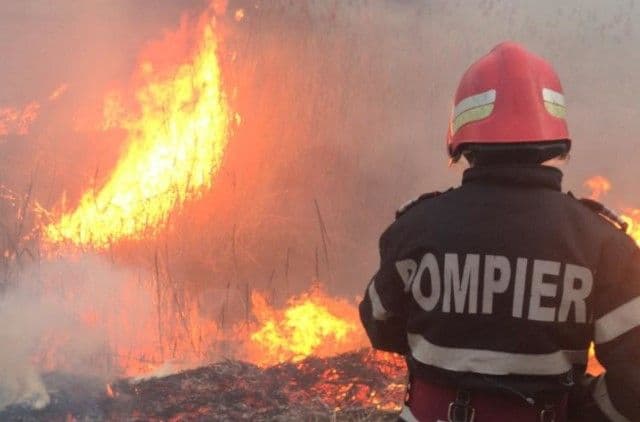 16 incendii în acest sfârșit de săptămână! Peste 100 de pompieri au intervenit pentru stingere