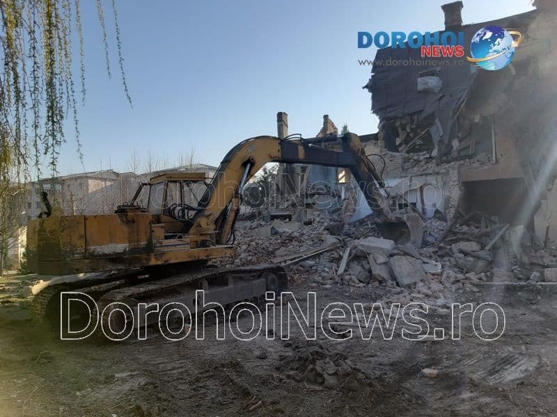 Primăria Dorohoi a început demolarea unor clădiri vechi din centrul orașului - FOTO