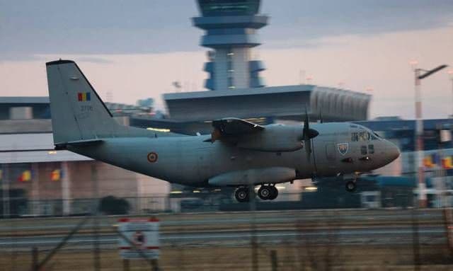 O aeronavă militară a adus materiale sanitare din Turcia. O sută de mii de măști FFP2 și FFP3 au ajuns în România