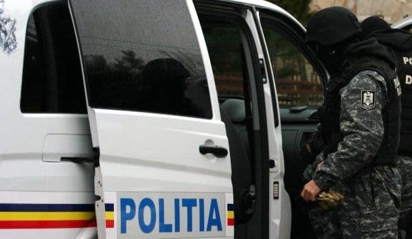 Opt percheziţii domiciliare: vizați sunt mai mulți tineri bănuiți de furt calificat şi distrugere