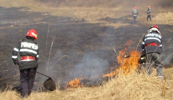 Incendiu de vegetație uscată în Dersca și Santa Mare. A ars vegetația uscata de pe circa 35 hectare