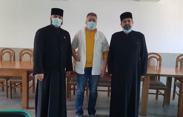 Preoții susțin Spitalul Municipal Dorohoi. Zece mii de lei donați pentru achiziționarea de echipament medical