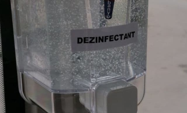 Primăria Dorohoi a început montarea în scările de bloc a dispozitivelor de dezinfectare pentru mâini