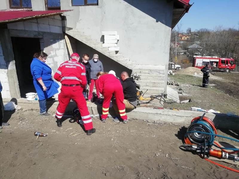 Bărbat de 60 de ani transferat la Iași după ce și-a prins piciorul într-o motosapă – FOTO
