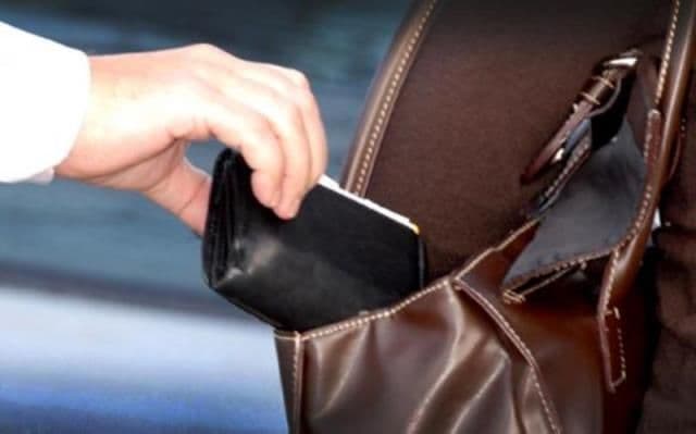 Tineri cercetați după ce au furat portofelul și telefonul mobil din geanta unei femei