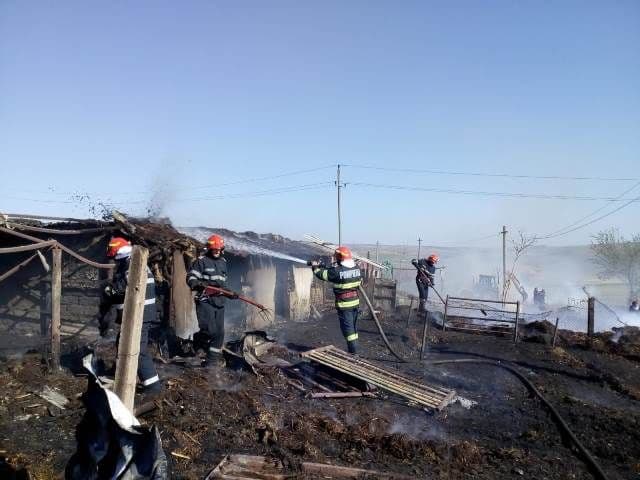 Depozit de furaje și două anexe din Dorohoi distruse de un foc scăpat de sub control - FOTO