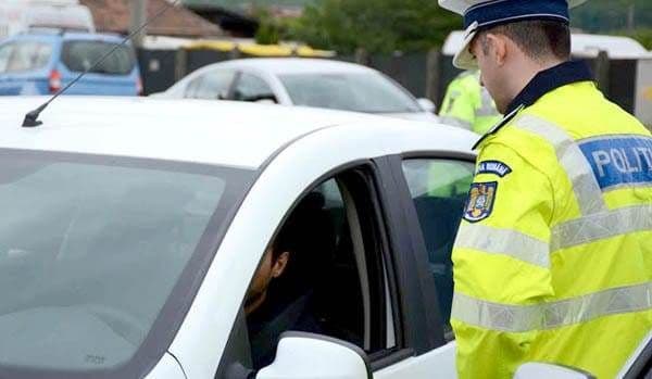 Bărbat suspectat că a bătut o tânără şi a condus fără permis, amendat de poliţişti conform Ordonanţei Militare nr. 3