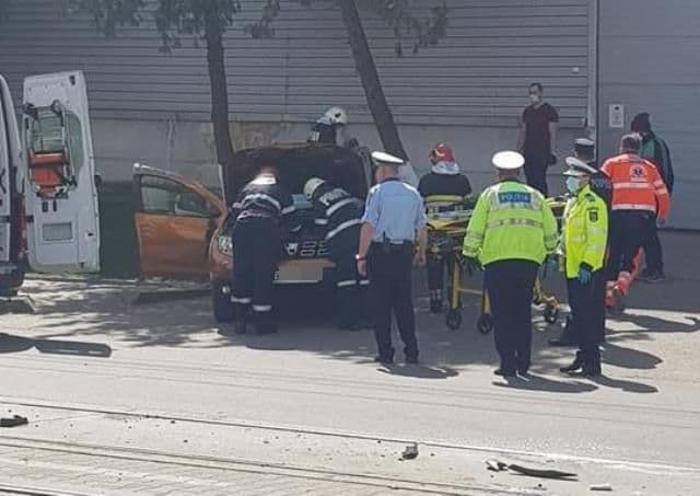 Femeie transportată la spital după ce a fost victima unui accident cu două autoturisme - FOTO
