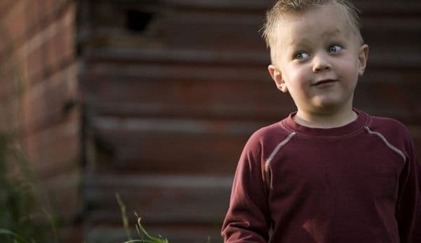 „Pot să scot copiii afară la plimbare, în perioada stării de urgenţă?”. Ce răspund autorităţile