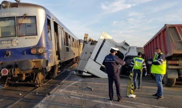 Trenul Dorohoi-Iași a izbit un camion la Lețcani. Șoferul cu câteva zgârieturi – VIDEO / FOTO