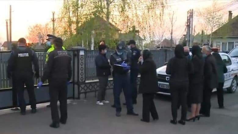 31 de persoane au sfidat restricțiile și au mers la biserică, în Vinerea Mare. Preotul a fost amendat cu 20.000 de lei