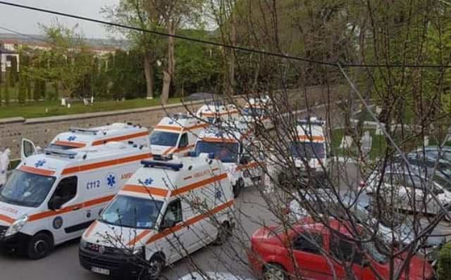 Imagini cât o mie de cuvinte! Ambulanțe pline cu pacienți la Secția de Infecțioase Botoșani - FOTO
