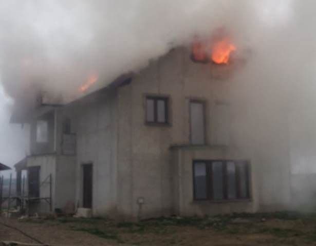 Nenorocire în ziua de Paște! Casă în flăcări, pompierii intervin de urgență – FOTO