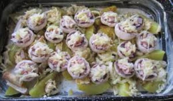 Ciuperci la cuptor umplute pe pat de cartofi
