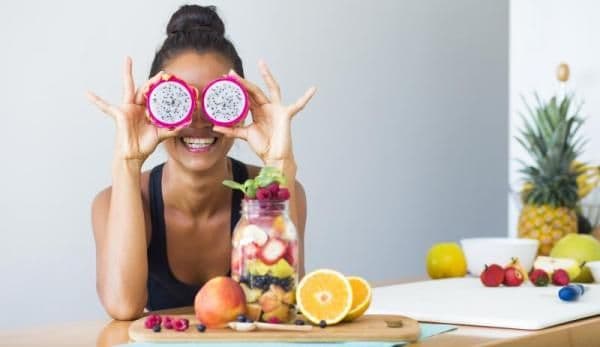 Alimente și vitamine care te fac să arăți mai tânără