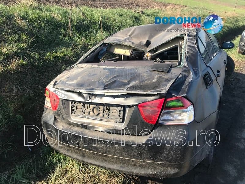 Accident la ieșirea din Dorohoi! Tânăr rănit după ce un BMW s-a izbit într-un mal de pământ și s-a răsturnat - FOTO