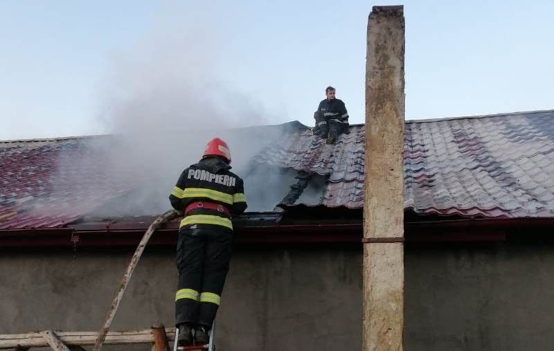 Casă cuprinsă de flăcări. Pompierii botoșăneni au intervenit pentru stingere - FOTO