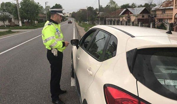 I-a lăsat maşina pe mână, deşi ştia că nu are permis. Proprietarul autovehiculului şi şoferul de ocazie s-au ales cu dosar penal