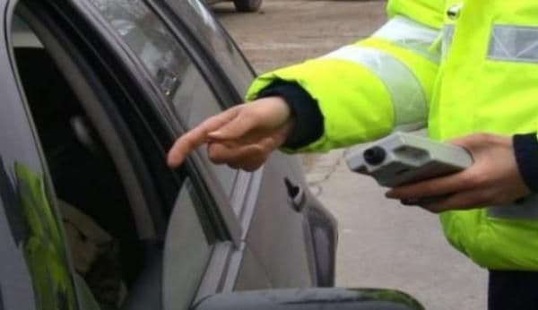 Botoșănean beat și cu permisul anulat oprit în trafic după ce a fost reclamat de către un alt șofer