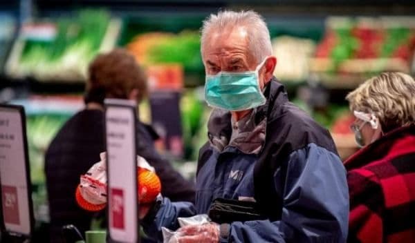 Se schimbă intervalul orar în care persoanele peste 65 de ani pot ieşi din casă
