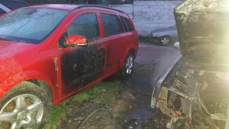 Trei mașini parcate pe o stradă din Botoșani cuprinse de flăcări – FOTO