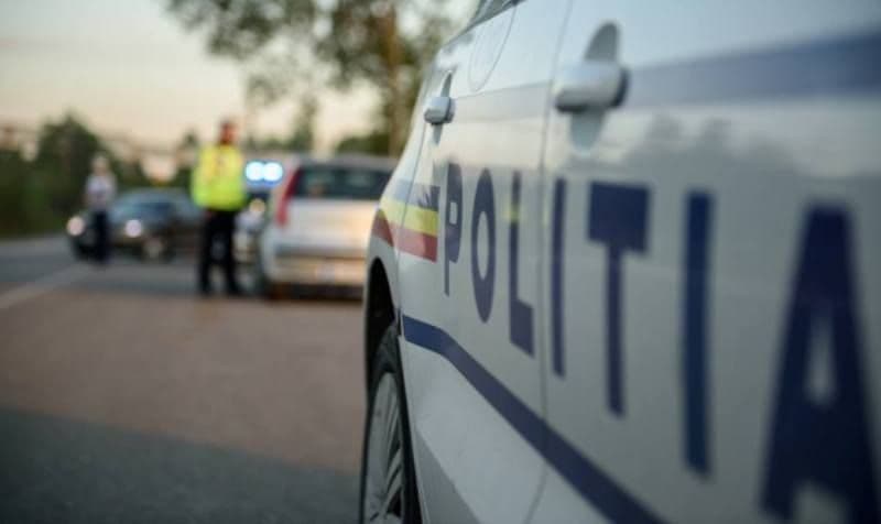 Trei infracțiuni dintr-un foc. A condus cu viteză, fără permis și a prezentat documente false