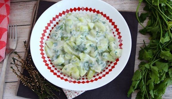 Salată de castraveți cu sos de iaurt
