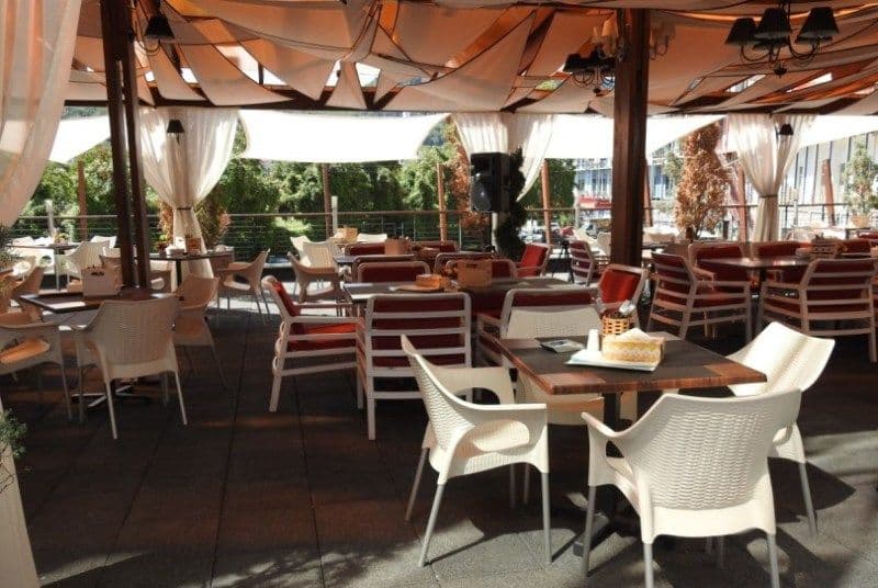 Când și cum s-ar putea redeschide terasele și restaurantele