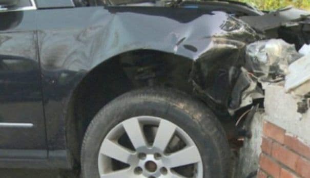Beat criță a intrat cu maşina într-un gard