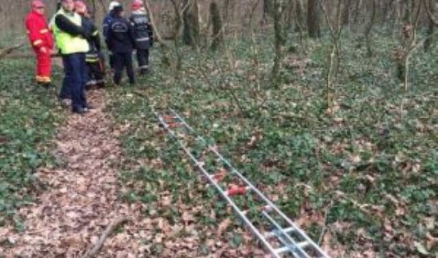 Doi botoșăneni găsiți morți într-o pădure. Lângă cadavre s-au găsit sticle de spirt