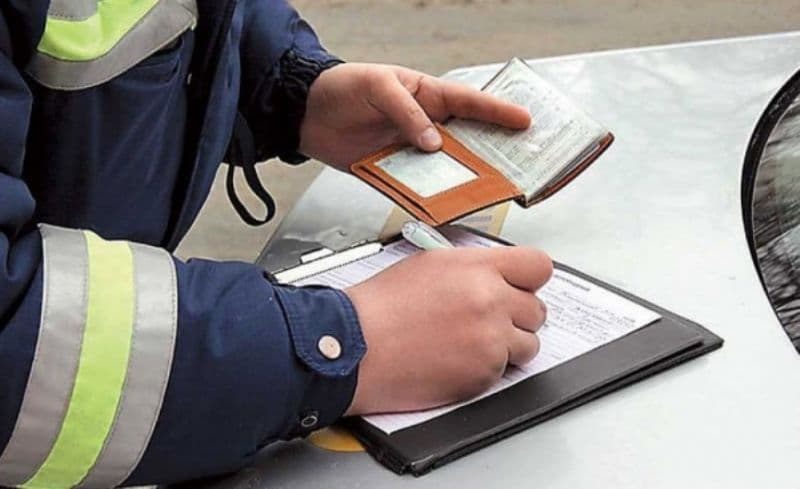 Comerciant ambulant amendat și anchetat de polițiști după ce a prezentat o adeverință falsă