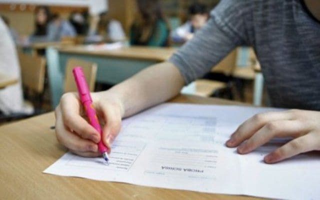 Cum vor susţine elevii examenele: maximum 10 persoane în clasă, verificarea temperaturii, purtarea măştii este obligatorie
