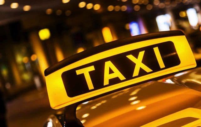 Șofer de taxi din Dorohoi agresat de un client. Ajuns la destinație, a lovit taximetristul și mașina