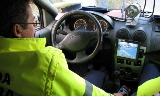 Oprit de poliţie pentru că mergea cu viteză s-a ales cu dosar penal deoarece avea permisul suspendat