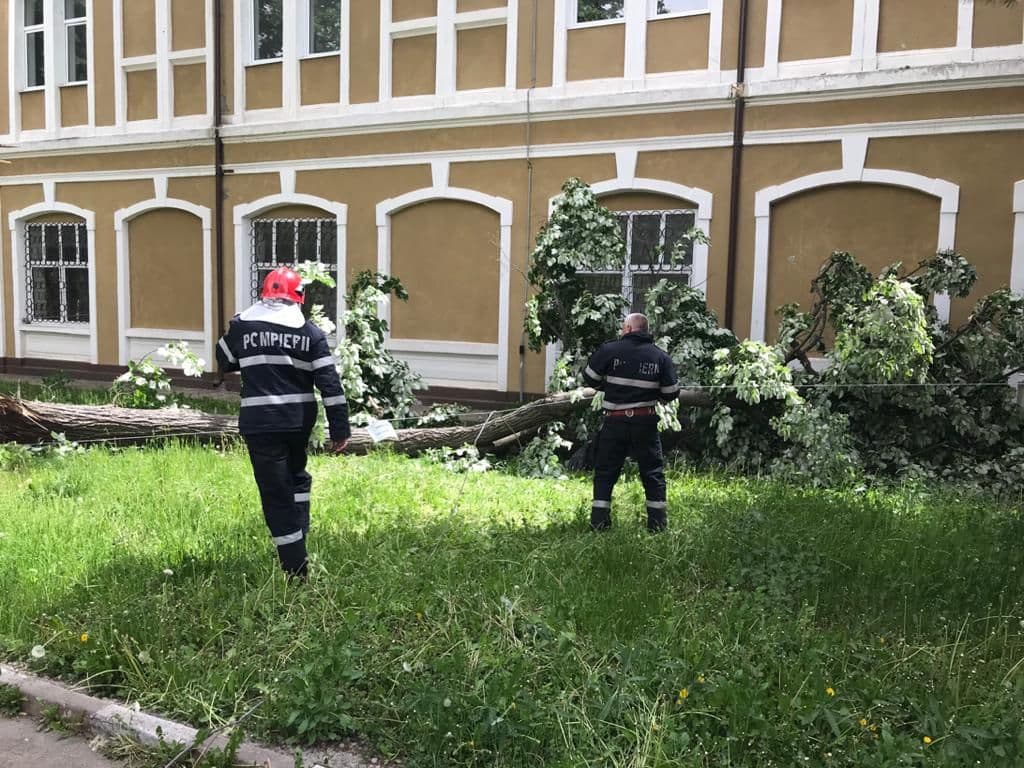 Vântul a făcut ravagii în ultimele trei ore! Pompierii în alertă – FOTO