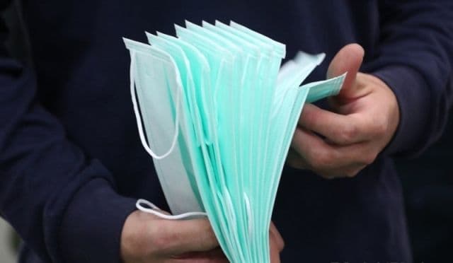 Guvernul anunţă cine va primi măşti gratis