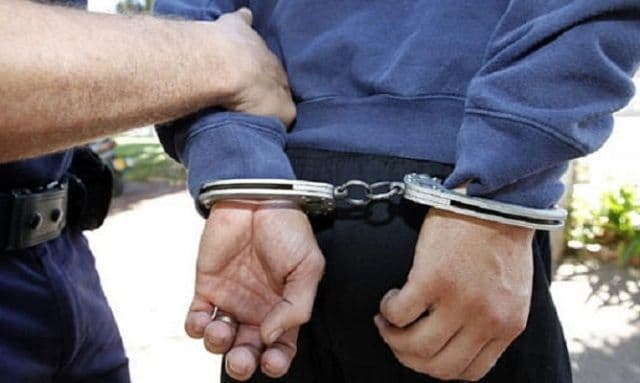 Bărbat reținut după ce a încălcat ordinul de protecție. El și-a rănit fiul în zona feței, cu un cuțit