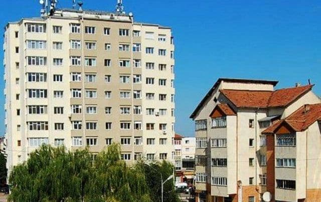 Primim la redacție – Schimbarea unei țevi crează probleme cetățenilor blocului turn din Dorohoi