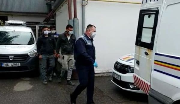 Doi tineri reținuți după ce au bătut un consătean în plină stradă, i-au furat și telefonul