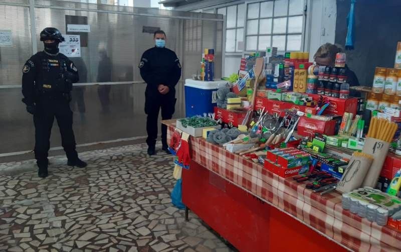 Razie cu „mascaţi” în Piața Centrală. Peste două tone de produse alimentare confiscate - FOTO