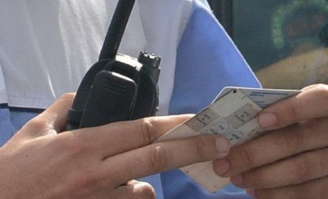Tânăr, prins la volan cu permis de conducere FALS în urma unui control de rutină