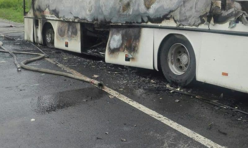 Panică în miez de noapte. Autocar distrus într-un incendiu la Pomârla