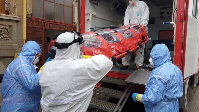 Un bărbat care era suspect că ar fi infectat cu COVID-19, a murit de frică când a văzut izoleta