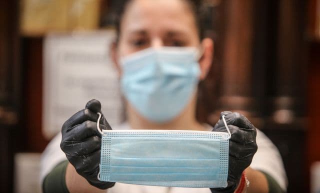 Ce amenzi riscă persoanele care nu poartă mască în spații închise până în data de 16 iunie